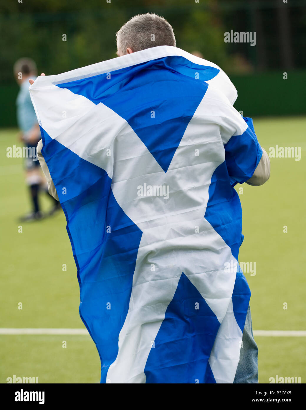 Scottish Football fan drappeggiati in si intraversa bandiera. Foto Stock