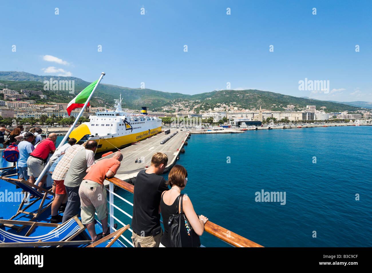 Vista del porto di Bastia dal ponte di Moby Lines traghetto per auto, Corsica, Francia Foto Stock
