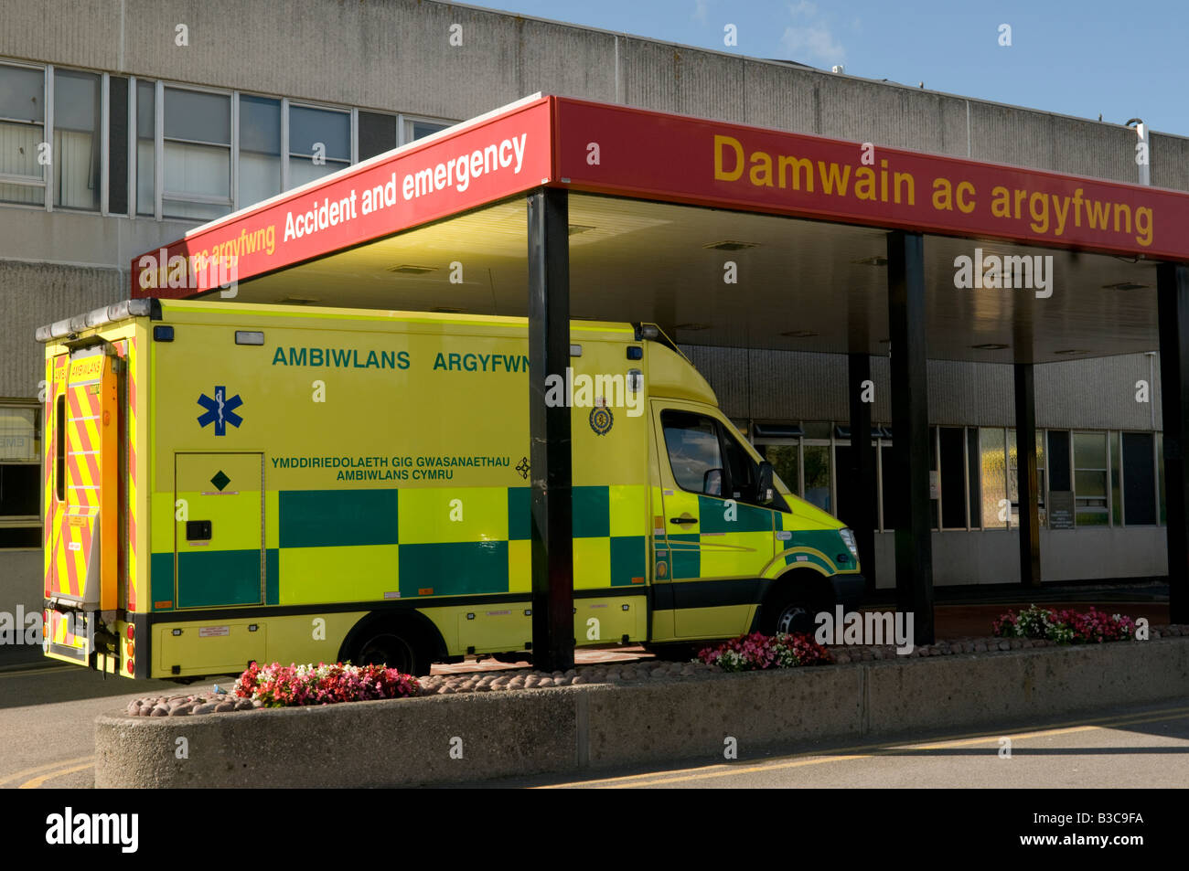 Ambulanza parcheggiata fuori incidente e dipartimento di emergenza a Ysbyty Glan Clwyd Generale Ospedale NHS Bodelwyddan Galles del Nord Foto Stock