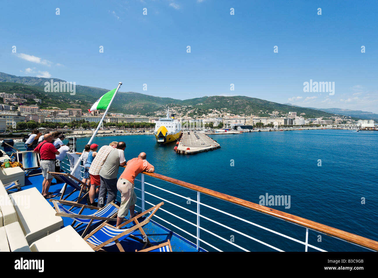 Vista del porto di Bastia dal ponte di Moby Lines traghetto per auto, Corsica, Francia Foto Stock