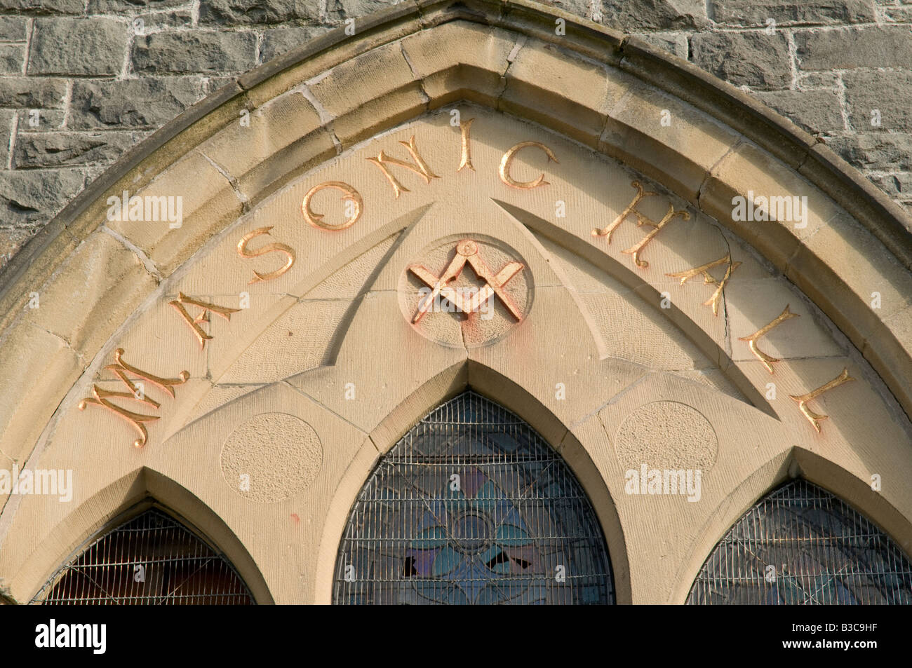 Il massone masonic hall esterno illustrante la squadra e compasso emblema, Llanrwst Galles del Nord Foto Stock