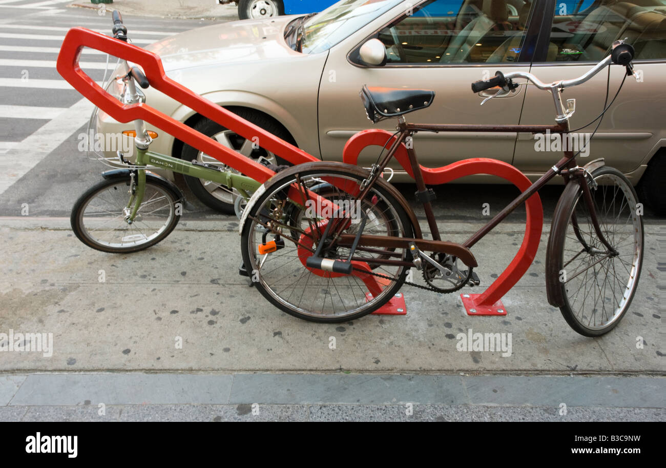 Uno dei nove Rastrelliere per biciclette disegnato da David Byrne intitolato Hipster su Bedford Avenue a Williamsburg Foto Stock