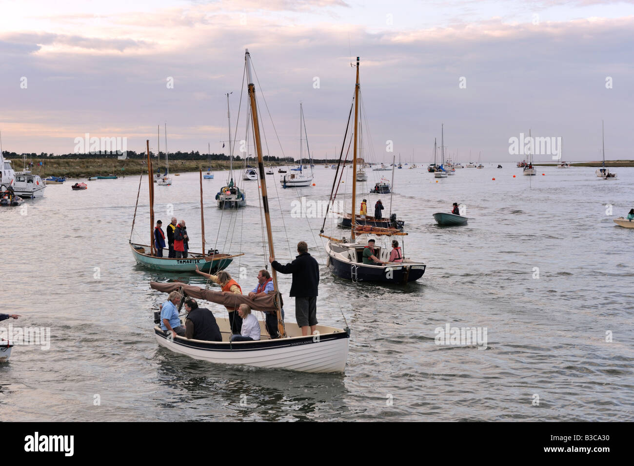 Piccole imbarcazioni a raccogliere la scialuppa di salvataggio annuale cerimonia, Wells-Next-il-Mare, Norfolk, 2008 Foto Stock