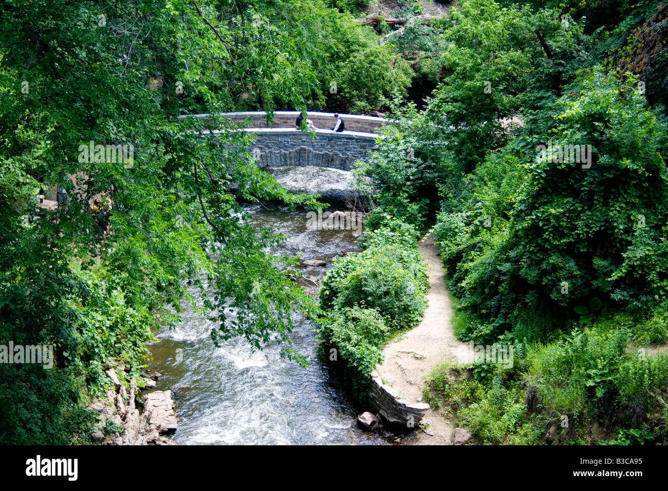 Ponte sul torrente Minnehaha nei pressi delle cascate. Dag Svenskarnas patrimonio svedese giorno Minnehaha Park Minneapolis Minnesota USA Foto Stock