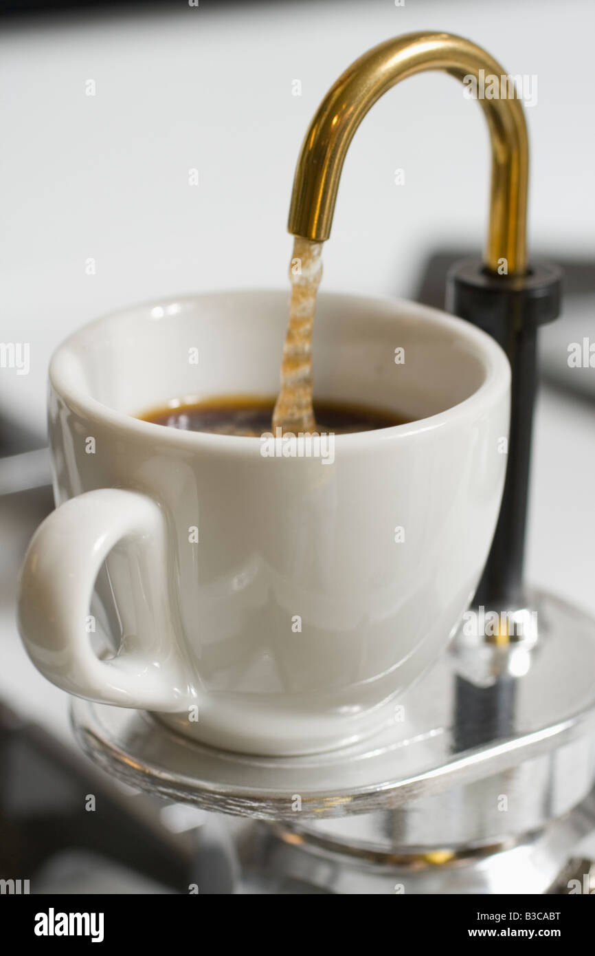 Caffè Espresso essendo realizzato in una moka moka pot. Foto Stock