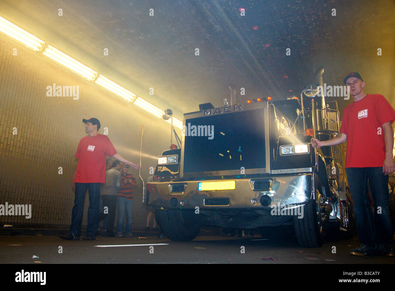 Due giovani uomini che portano il monster truck soundsystem attraverso il tunnel stradale a Rotterdam, Estate Dance Parade, Paesi Bassi Foto Stock