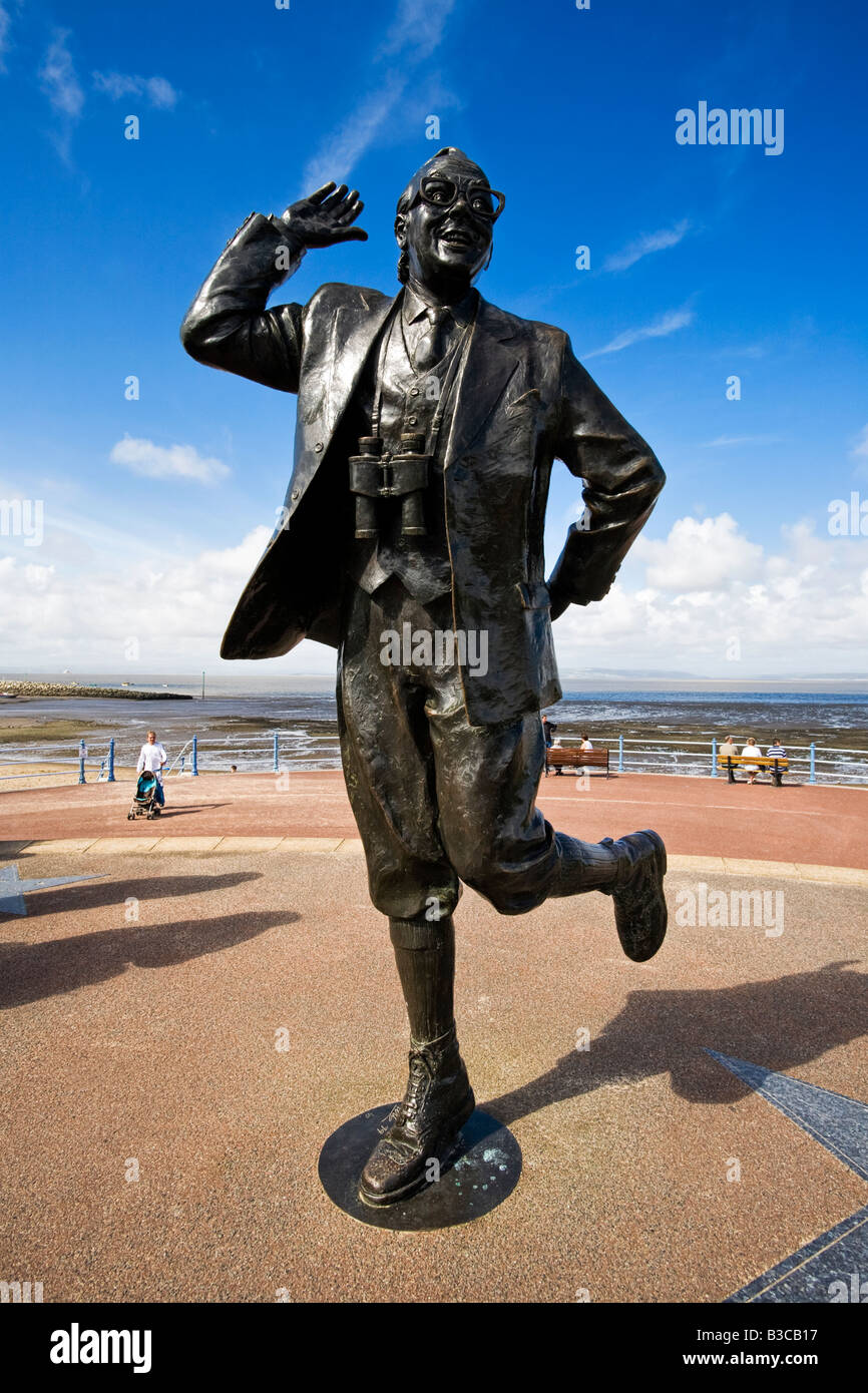Eric Morecambe statua in bronzo a Morecambe, Lancashire, Inghilterra, Regno Unito Foto Stock