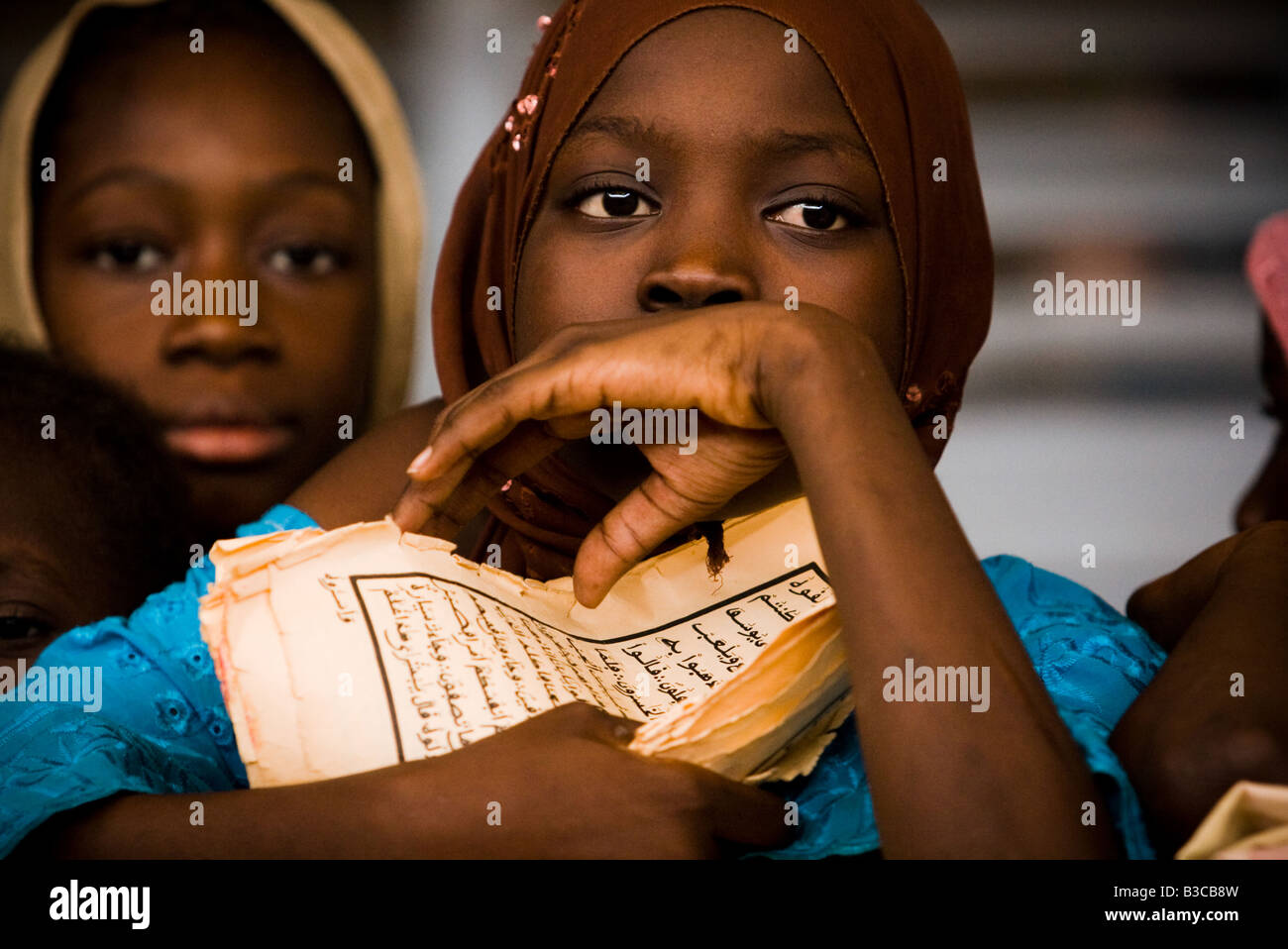 Ragazza con foglio scritto con l arabo presso il Mame Diarra Bousso scuola coranica nel villaggio di Porokhane, Senegal Foto Stock