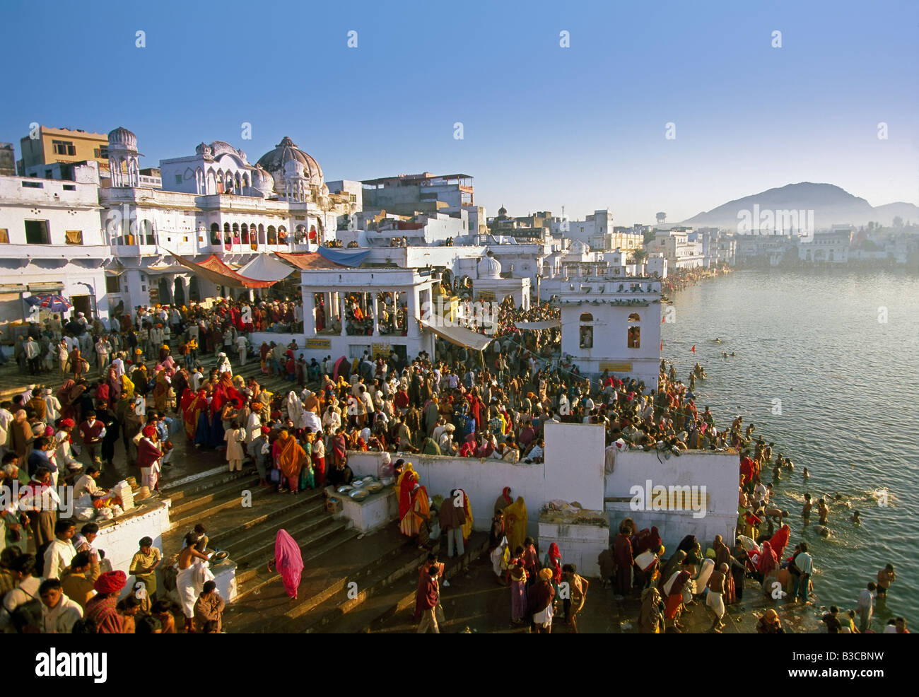 Pellegrini in occasione dell'annuale pellegrinaggio indù al santo Lago di Pushkar, Pushkar, stato del Rajasthan, India, Asia Foto Stock