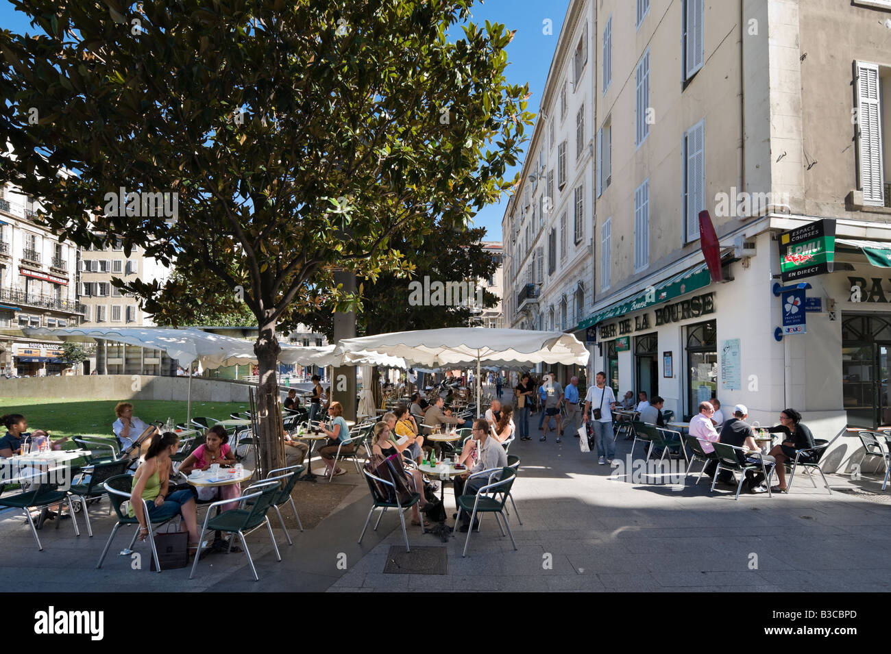 Cafe Bar di Place du General de Gaulle, Vieux Port District, Marsiglia, Cote d'Azur, in Francia Foto Stock