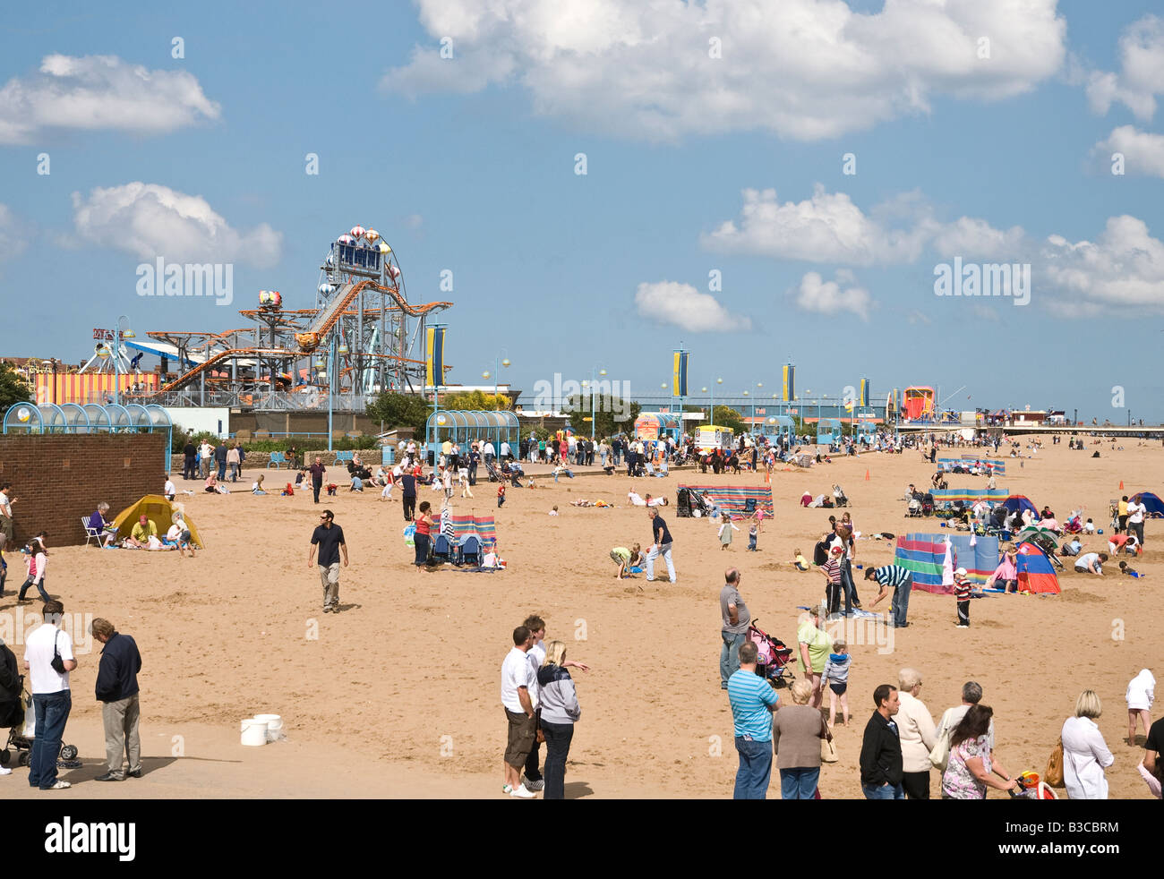 La spiaggia e la Pleasure Beach a Skegness Lincolnshire UK Foto Stock