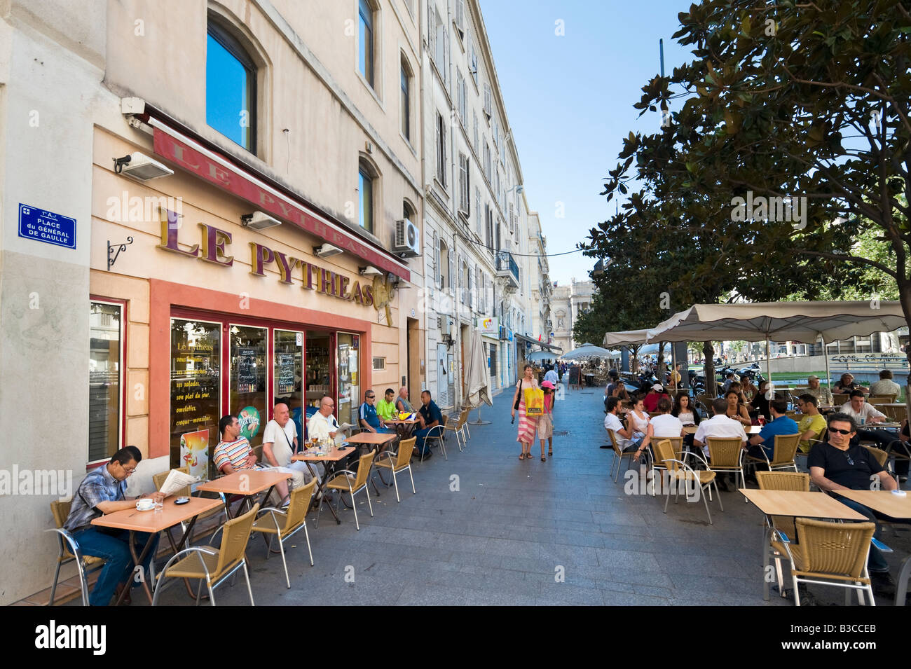 Il Cafe Bar in Place du General de Gaulle, Vieux Port District, Marsiglia, Cote d'Azur, in Francia Foto Stock