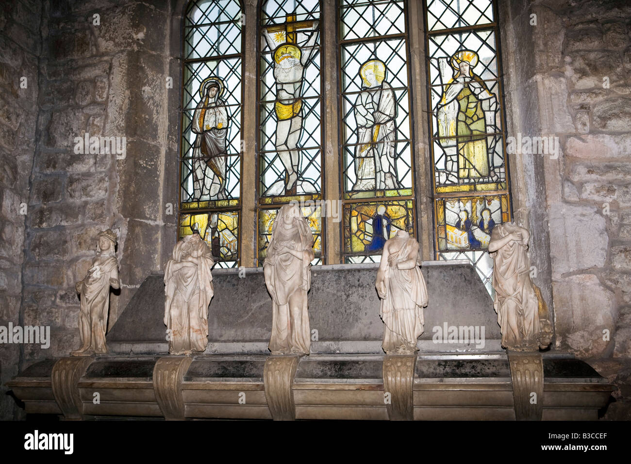 Il DERBYSHIRE REGNO UNITO Chesterfield Ault Hucknall San Giovanni Battista Anne Keighley Memorial e la finestrella medioevale Foto Stock