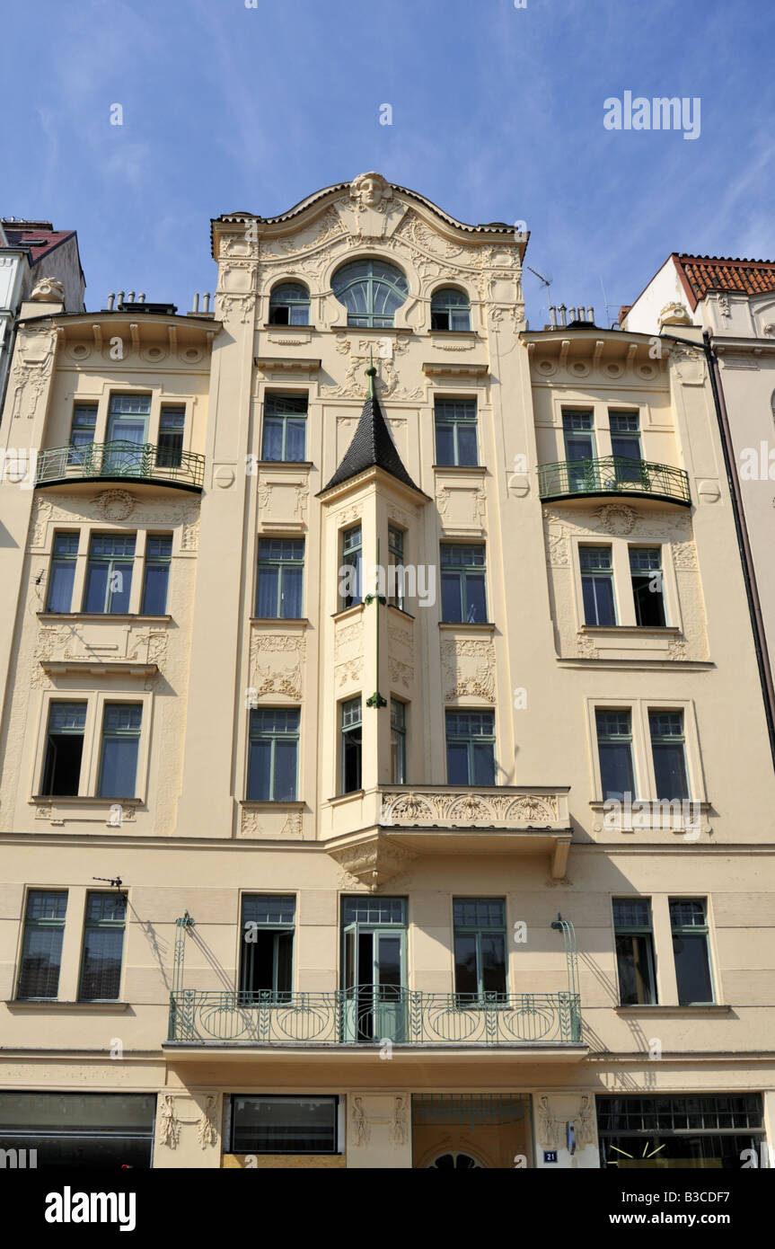 Facciata Facciata di ornati edifici con finestra a bovindo e modanature in Parizska street di Praga Foto Stock