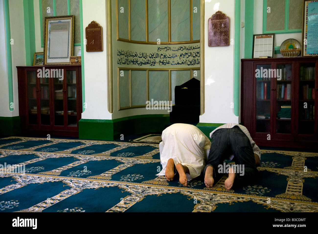 Gli uomini di pregare Shah Jahan Moschea Woking Surrey in Inghilterra Foto Stock