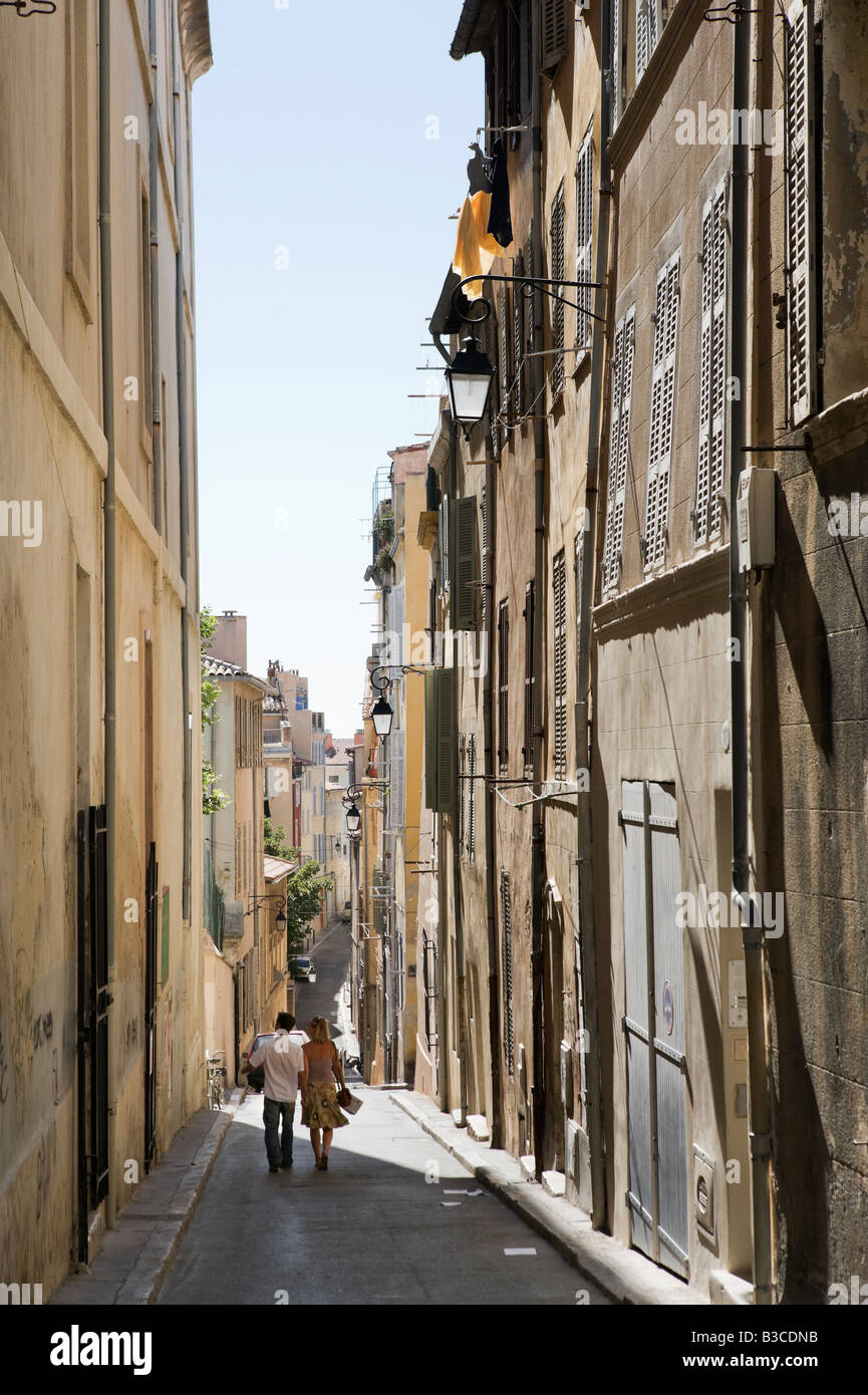 Coppia giovane cammina in una strada tipica del quartiere Panier al di sopra del Vieux Port, Marseille, Cote d'Azur, in Francia Foto Stock