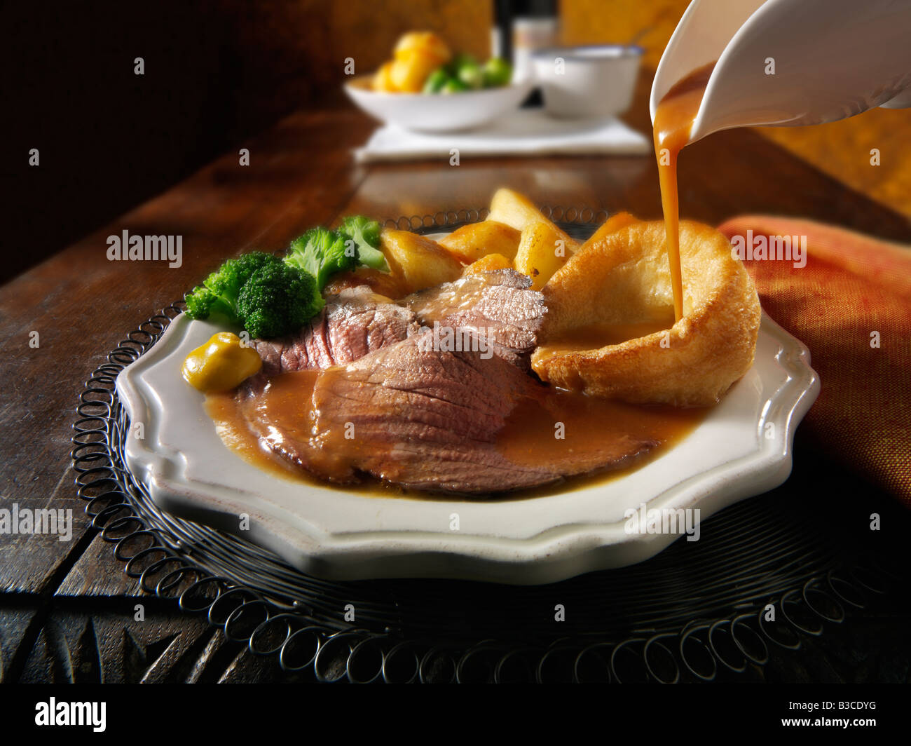 Britannico tradizionale arrosto con un arrosto di manzo, patate arrosto, Yorkshire pudding di cipolla e salsa. 21 giorni appeso Foto Stock