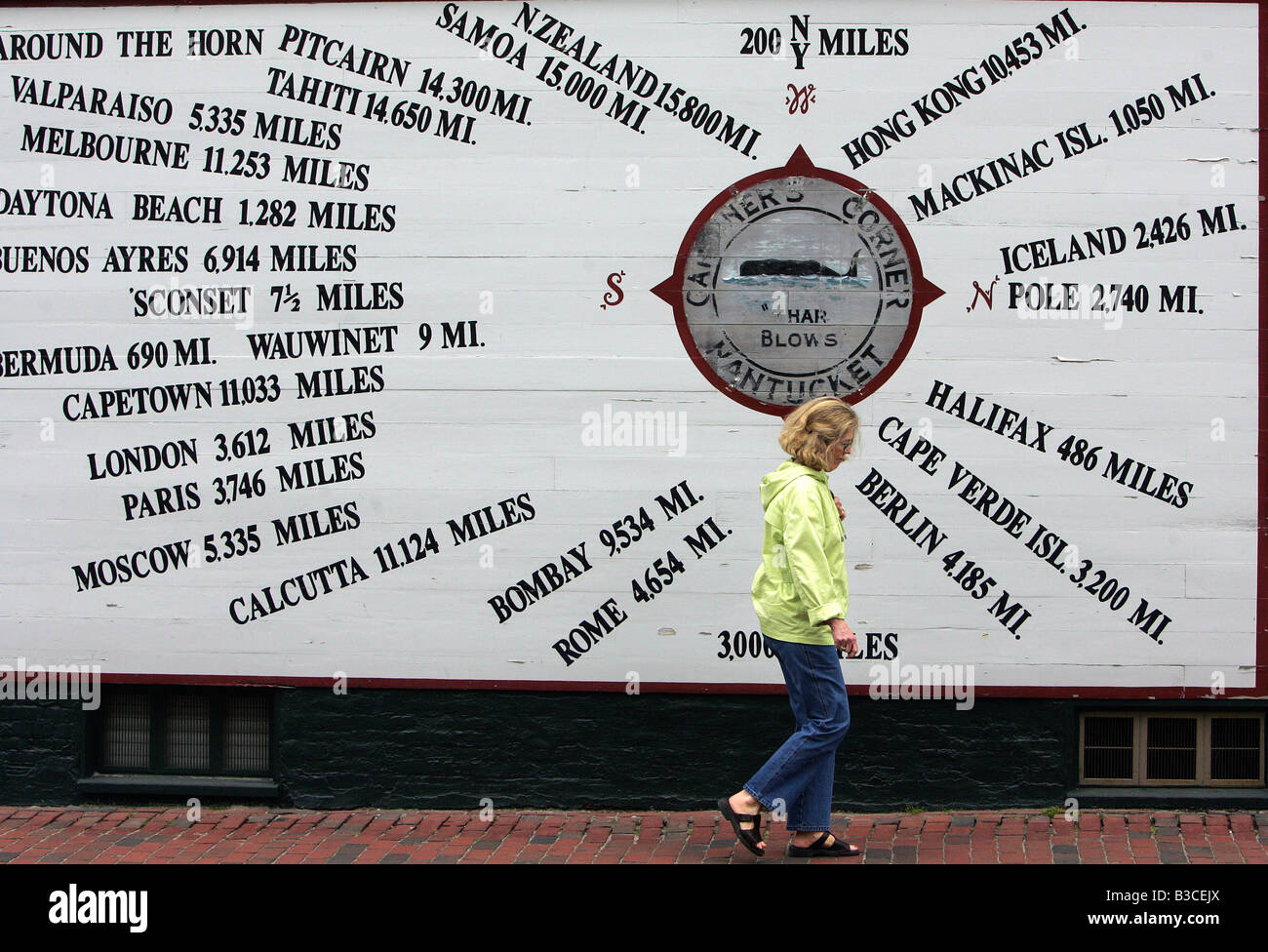 Punti cardinali e distanza su un murale Nantucket Massachusetts Foto Stock