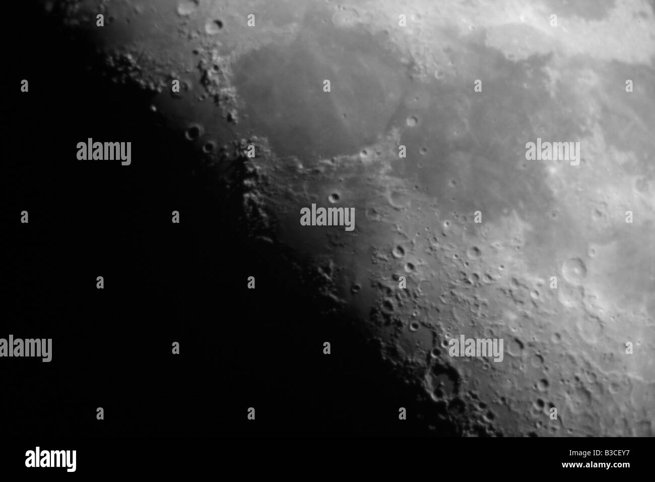 Cratered Moon superficie attraverso un telescopio Foto Stock