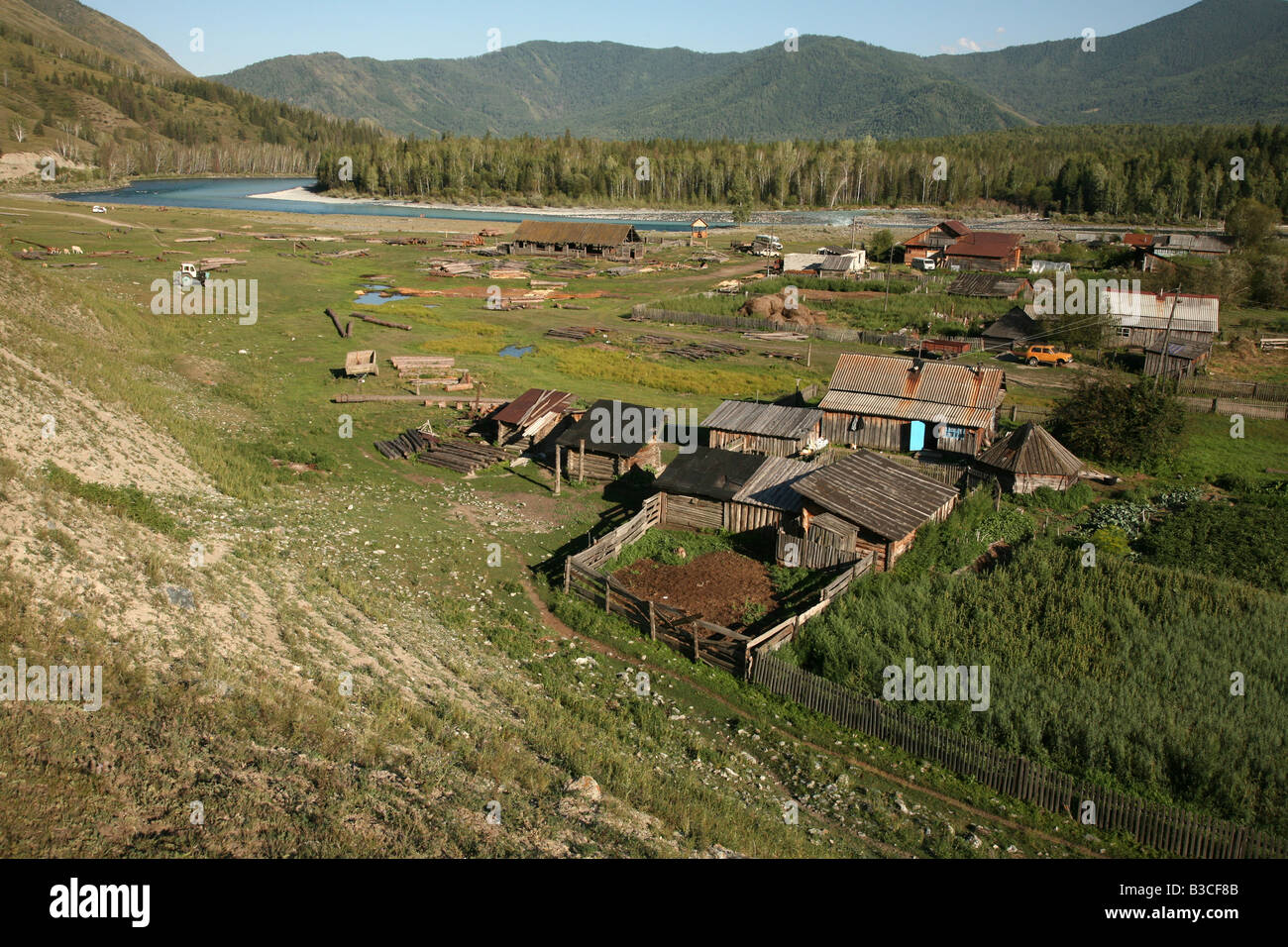 Villaggio di Tungur e il fiume di Katun nelle montagne di Altai, Russia Foto Stock