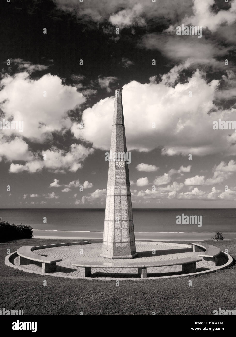 La prima divisione di fanteria Memorial che domina la spiaggia di Colleville sur Mer in Normandia, rinomata in tutto il mondo come la spiaggia di Omaha. Foto Stock