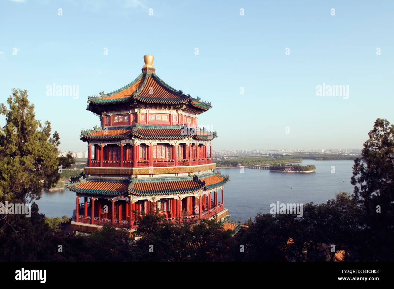 Cina, Pechino. Summer Palace - UNESCO - Sito Patrimonio dell'umanità. Una pagoda che si affaccia sul Lago Kunming e la città. Foto Stock