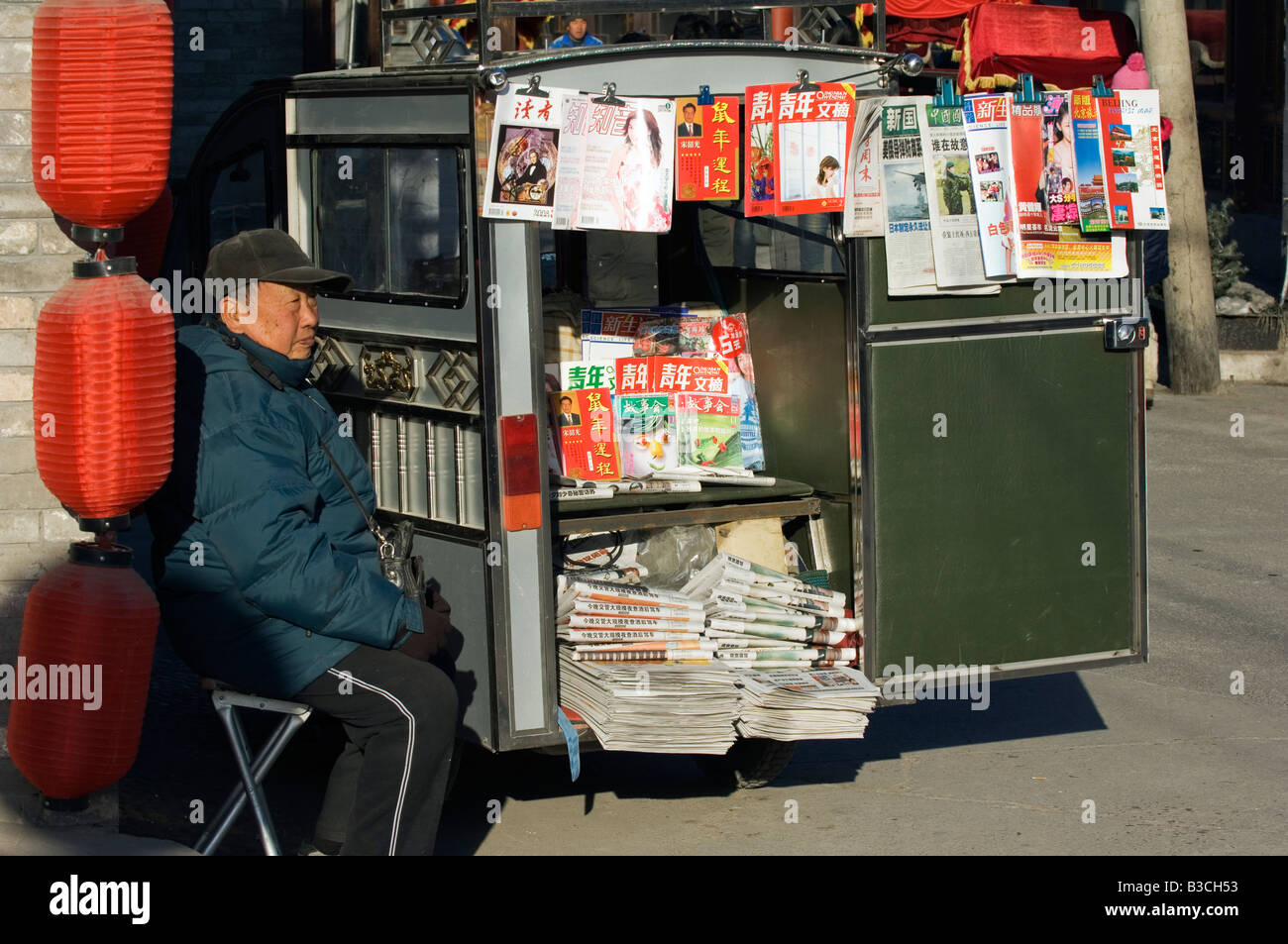 Cina, Pechino, l'Houhai. Un uomo la vendita di caricatori su strada. Foto Stock