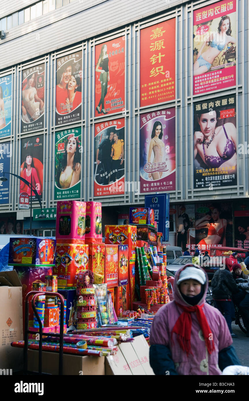 Cina, Pechino. Anno Nuovo Cinese Festival di Primavera - fuochi d'artificio essendo venduto per strada. Foto Stock