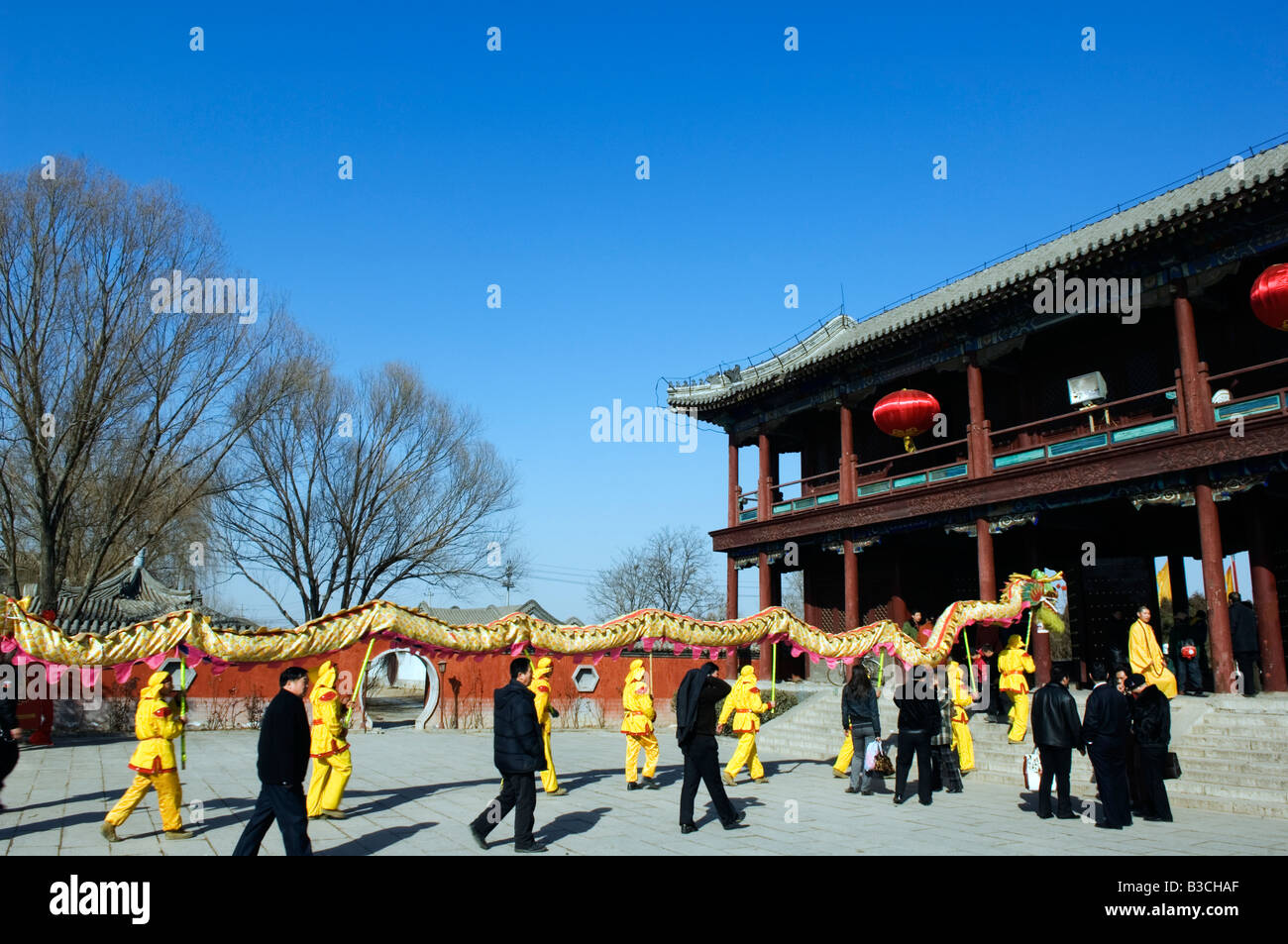 Cina, Pechino. Tempio Beiputuo e film studio. Anno Nuovo Cinese Festival di Primavera - Dragon Dance esecutori. Foto Stock