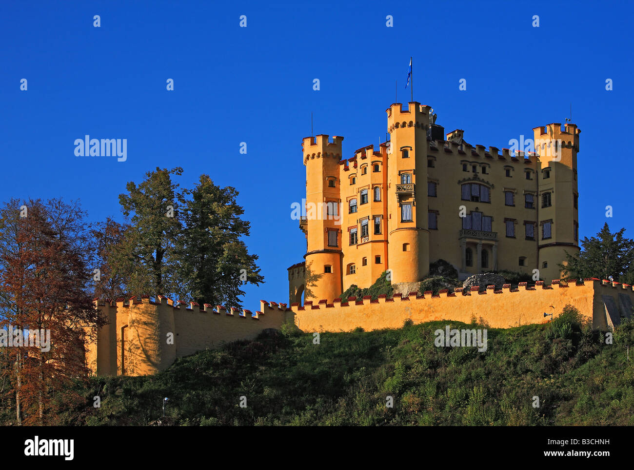 Il Castello di Hohenschwangau castello illuminato di alta Swan contea fu la residenza di infanzia di re Ludwig II di Baviera e fu costruito Foto Stock