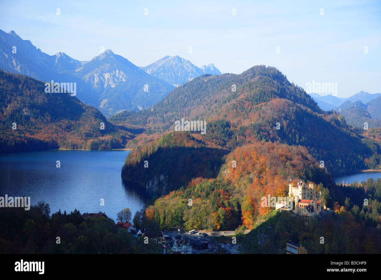 Il Castello di Hohenschwangau castello illuminato di alta Swan contea fu la residenza di infanzia di re Ludwig II di Baviera e fu costruito Foto Stock