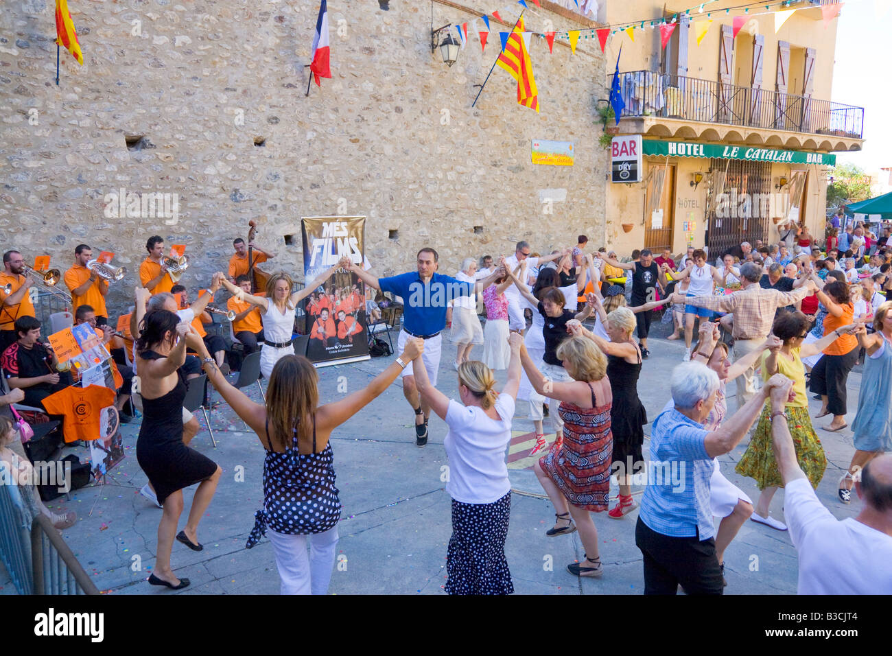 Catalonians francese di celebrare la festa nazionale francese ballare la tradizionale danza folk Sardana Foto Stock