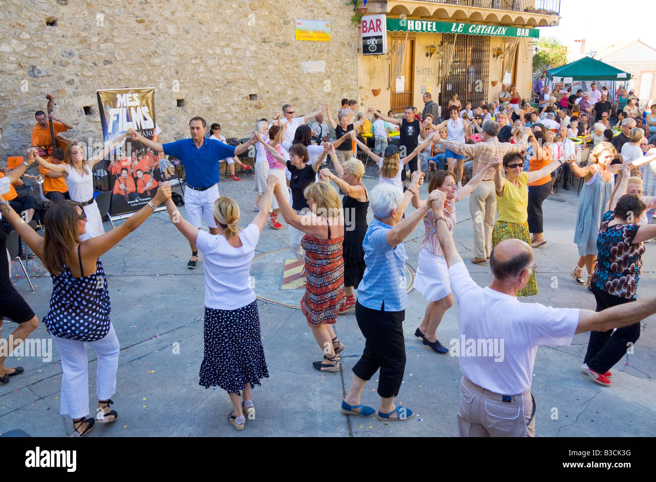 Catalonians francese di celebrare la festa nazionale francese ballare la tradizionale danza folk Sardana Foto Stock