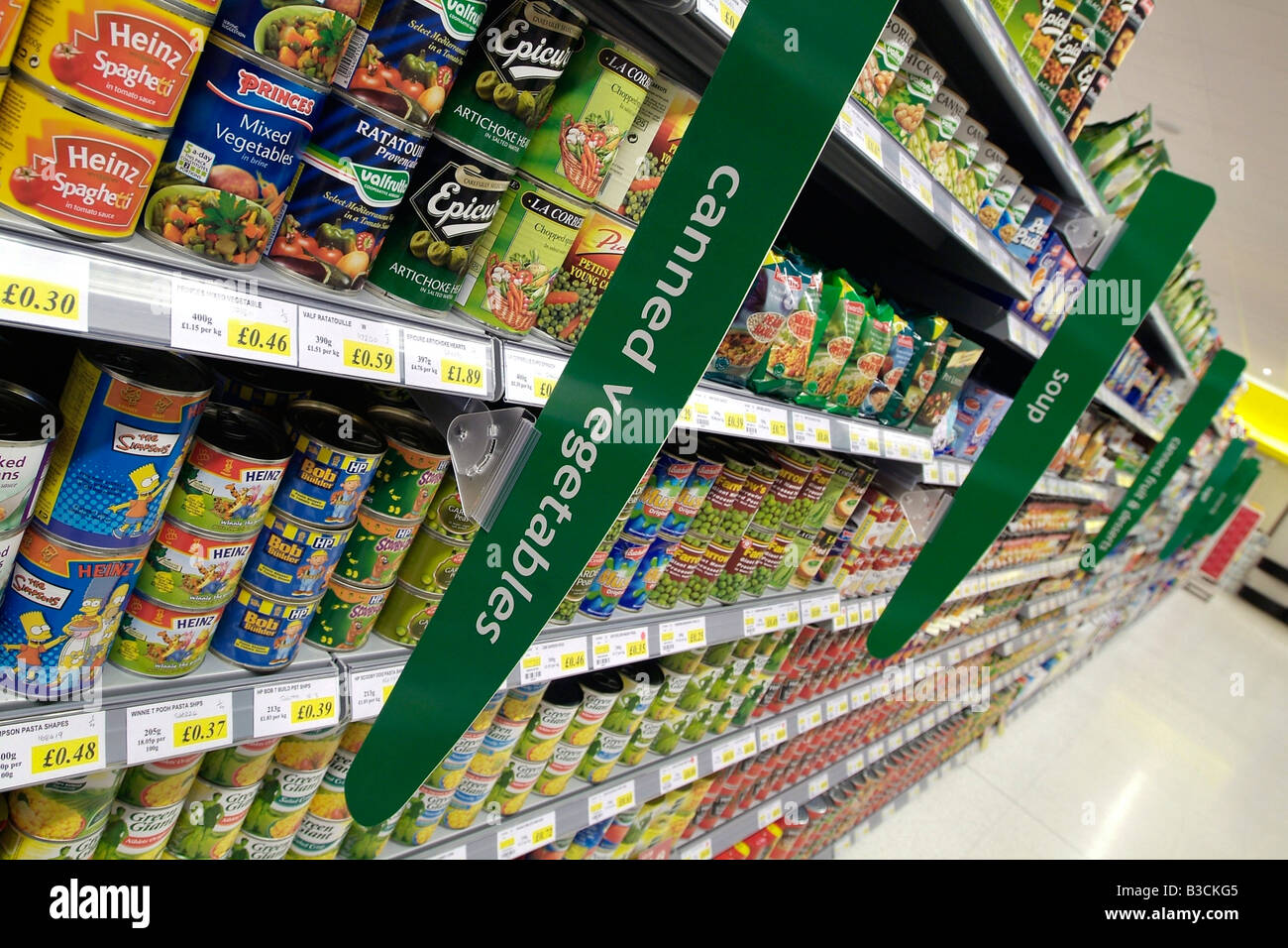 Ripiani di conserve di verdura in un supermercato Foto Stock