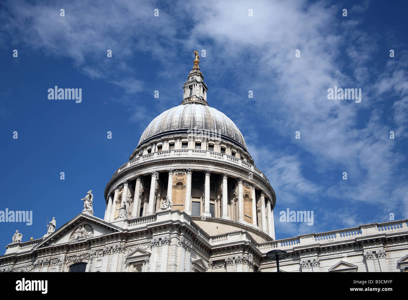 La Cattedrale di St Paul, Londra, dal lato sud Foto Stock