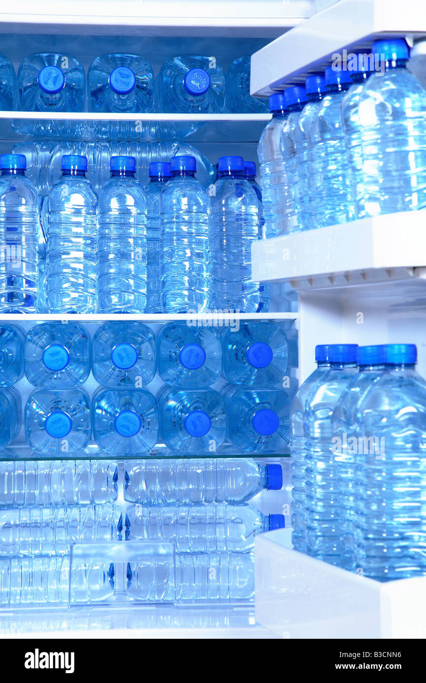 Bottiglie di acqua confezionata in un frigo Foto stock - Alamy