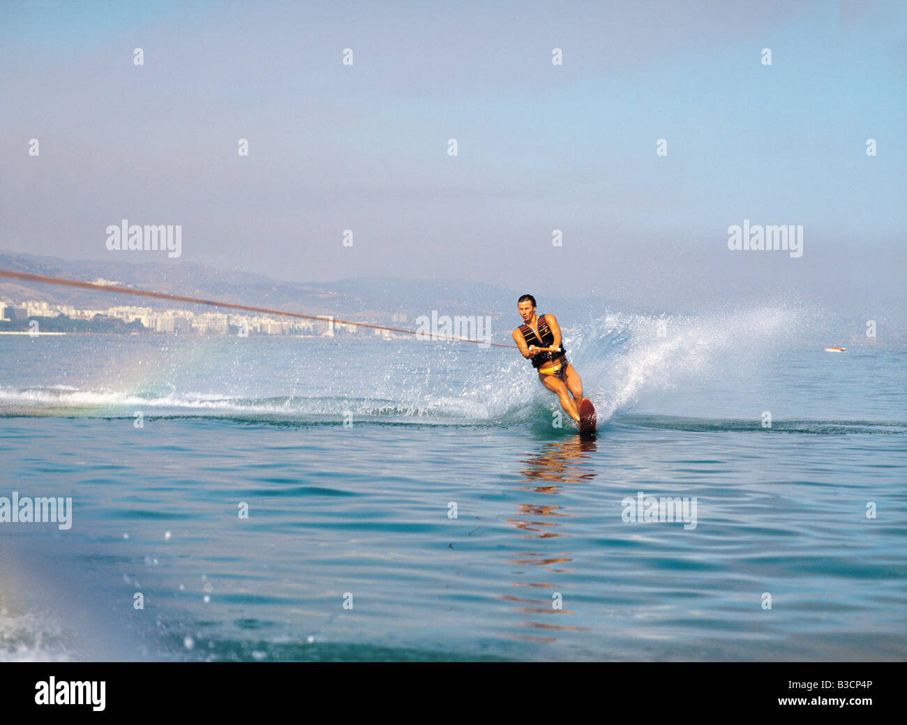 Giovane uomo su sci d acqua in Marbella, Spagna Foto Stock
