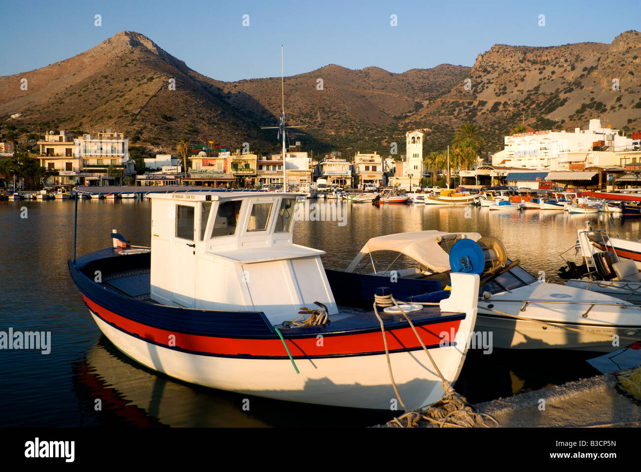 Montare oxa e barche da pesca ormeggiate in porto elounda Aghios Nicolaos lassithi Creta Grecia Foto Stock