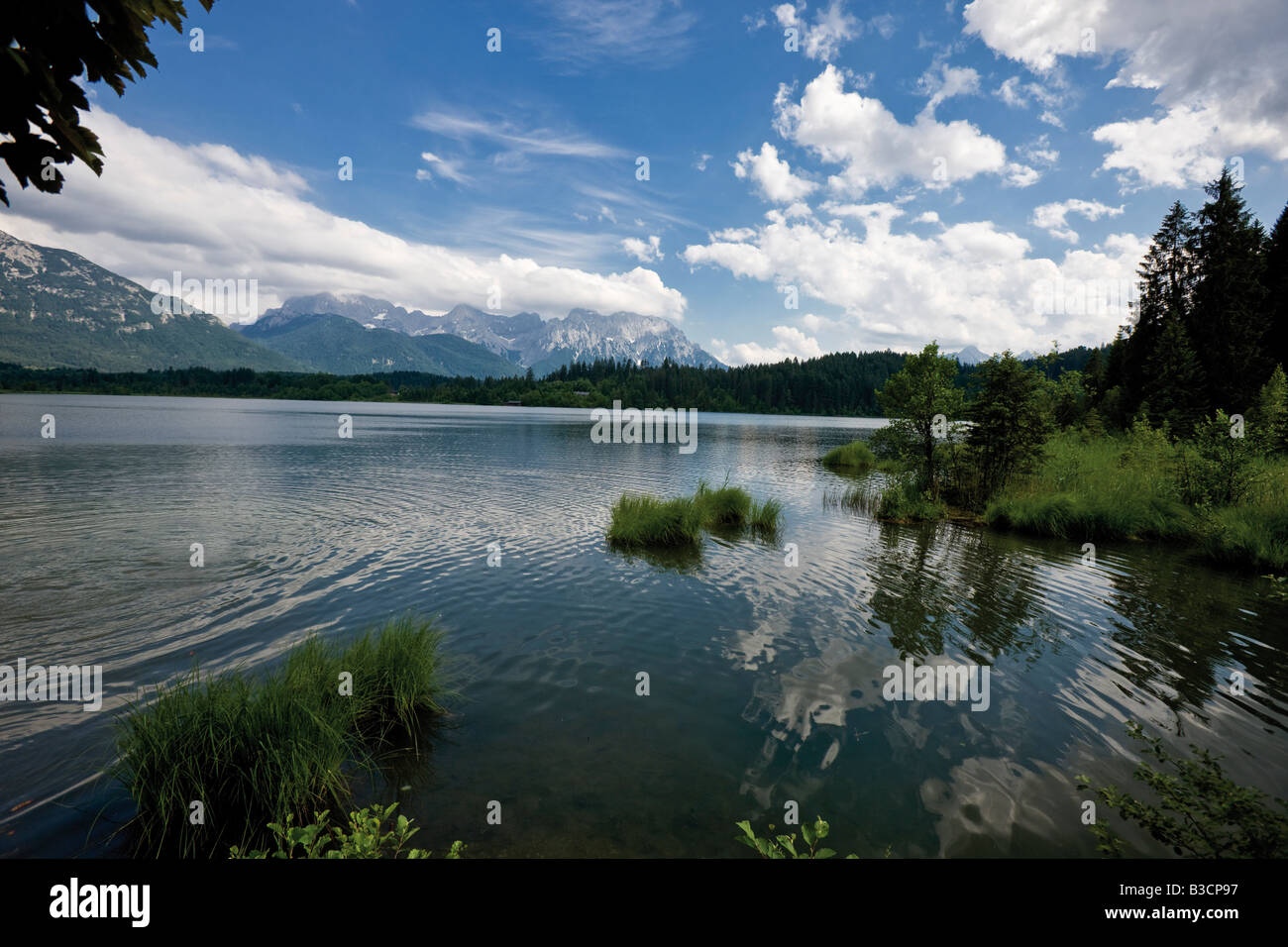 In Germania, in Baviera, Barmsee, sullo sfondo delle montagne del Wetterstein Foto Stock