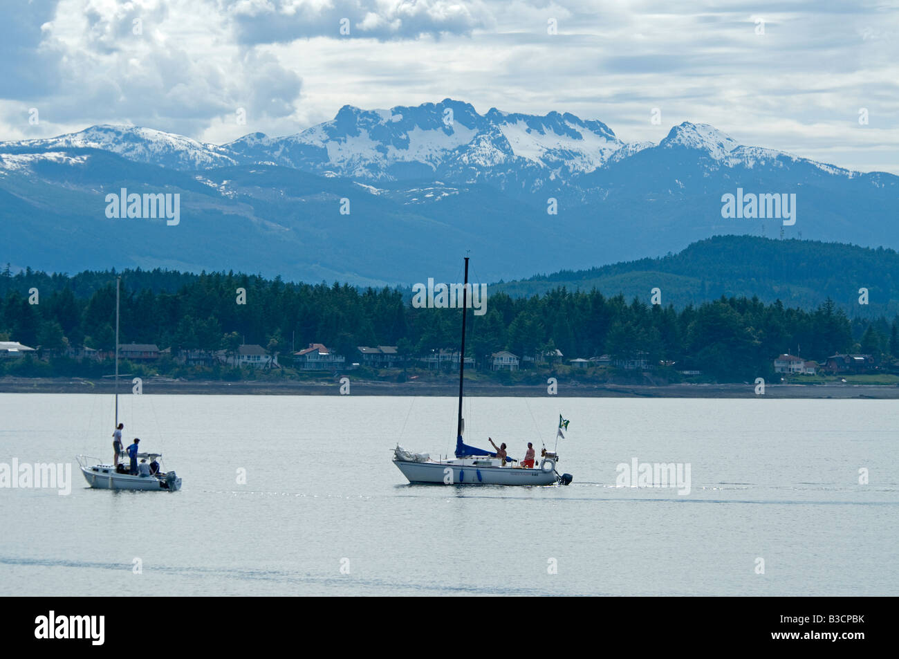 Barca a vela in ombra del Monte Arrowsmith in Georgia Strait Nannoose Isola di Vancouver BC Canada BCY 0681 Foto Stock