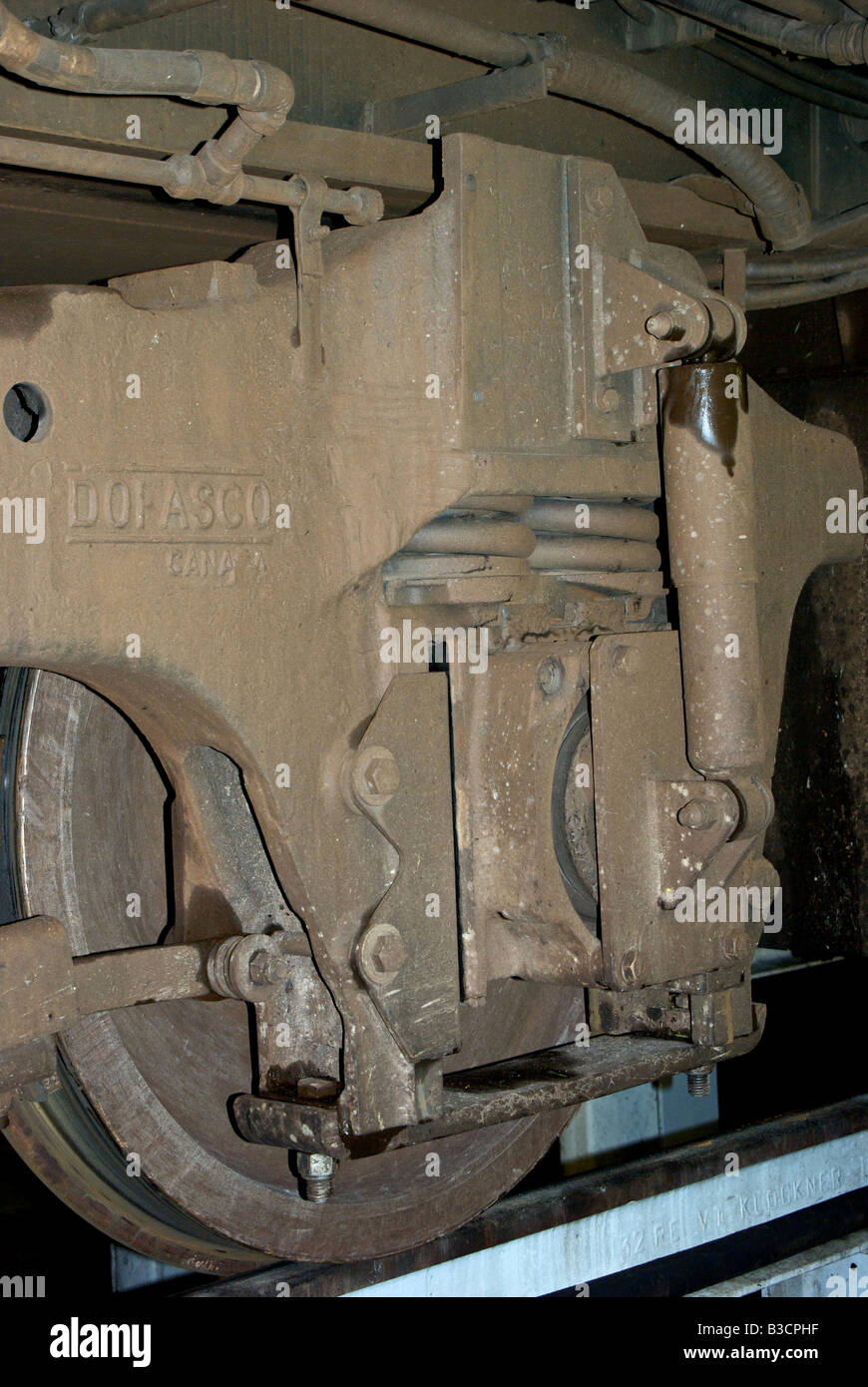 I passeggeri dei pullman treno vagone ferroviario assemblaggio della ruota Foto Stock