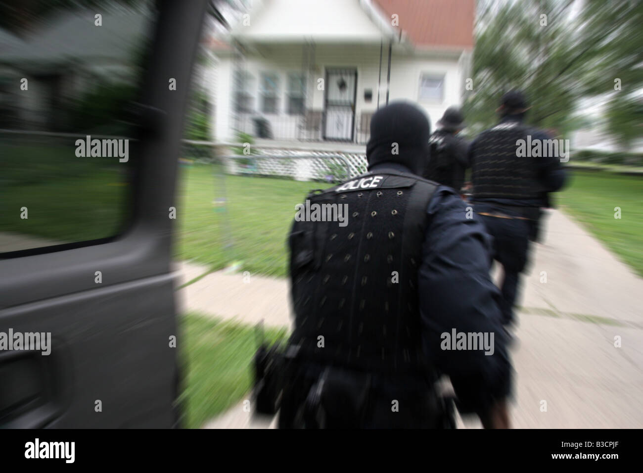 Detroit stupefacenti poliziotti casa rush durante la droga raid Foto Stock