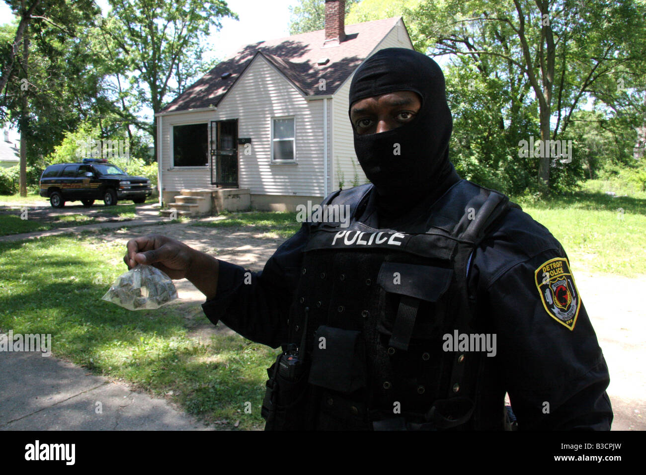 Detroit stupefacenti funzionario di polizia tenendo un sacco di cannabis trovati durante un raid in materia di droga Foto Stock
