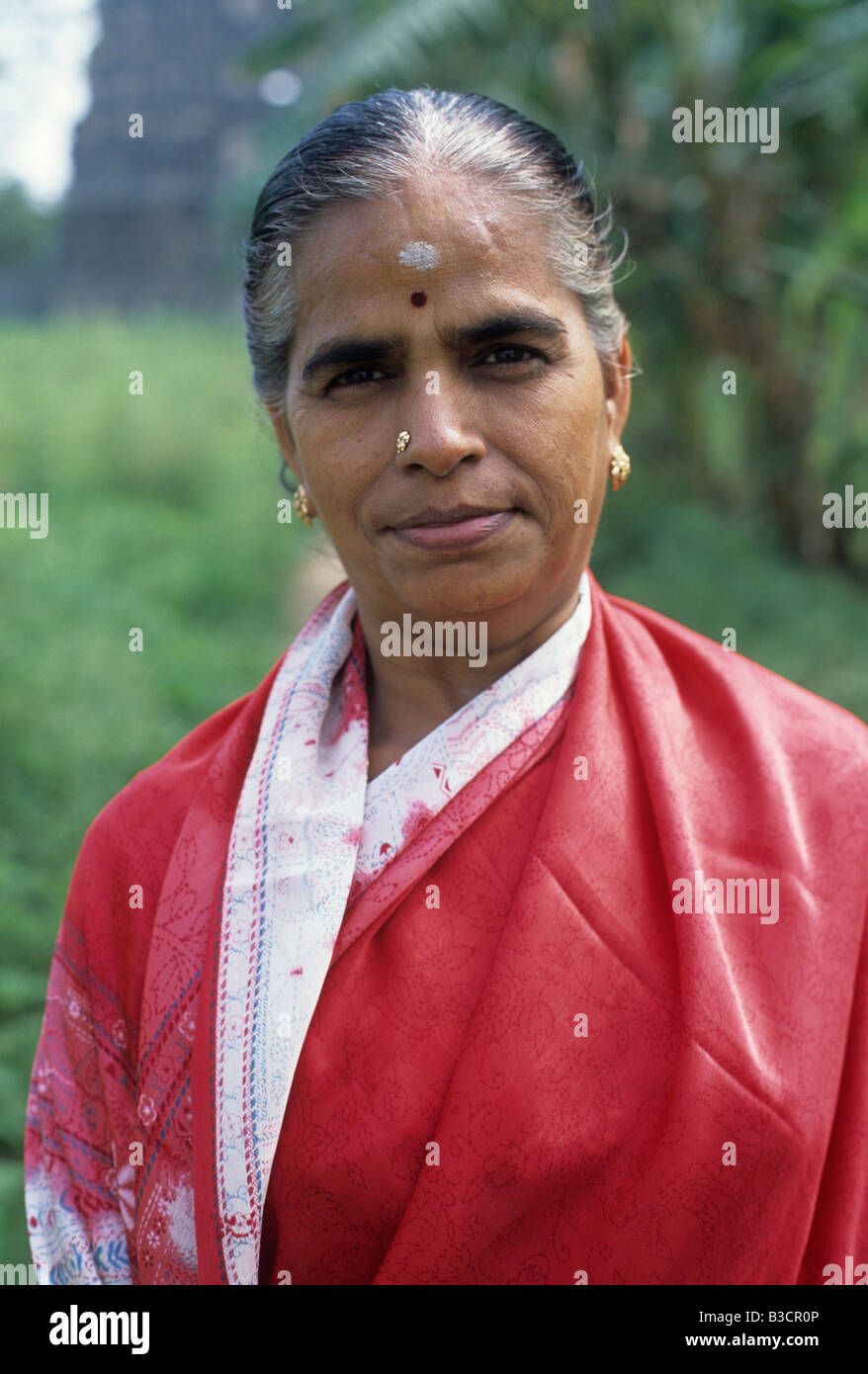 Un India donna Indù sorge su una strada rurale in Bihar, in India Foto Stock