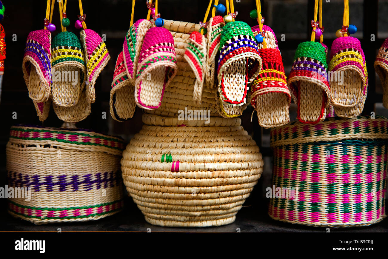 Coloratissimi cesti di paglia di calzature e di altri articoli di artigianato Chengdu Sichuan in Cina Foto Stock