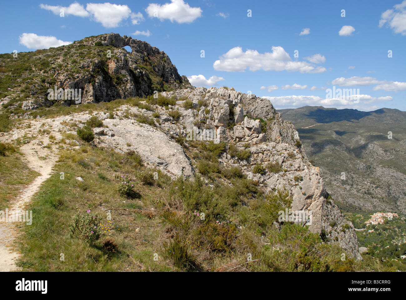 Visualizzare a Penal Gros & Forada Arch Rock, Sierra de la Forada, Provincia di Alicante, Comunidad Valenciana, Spagna Foto Stock