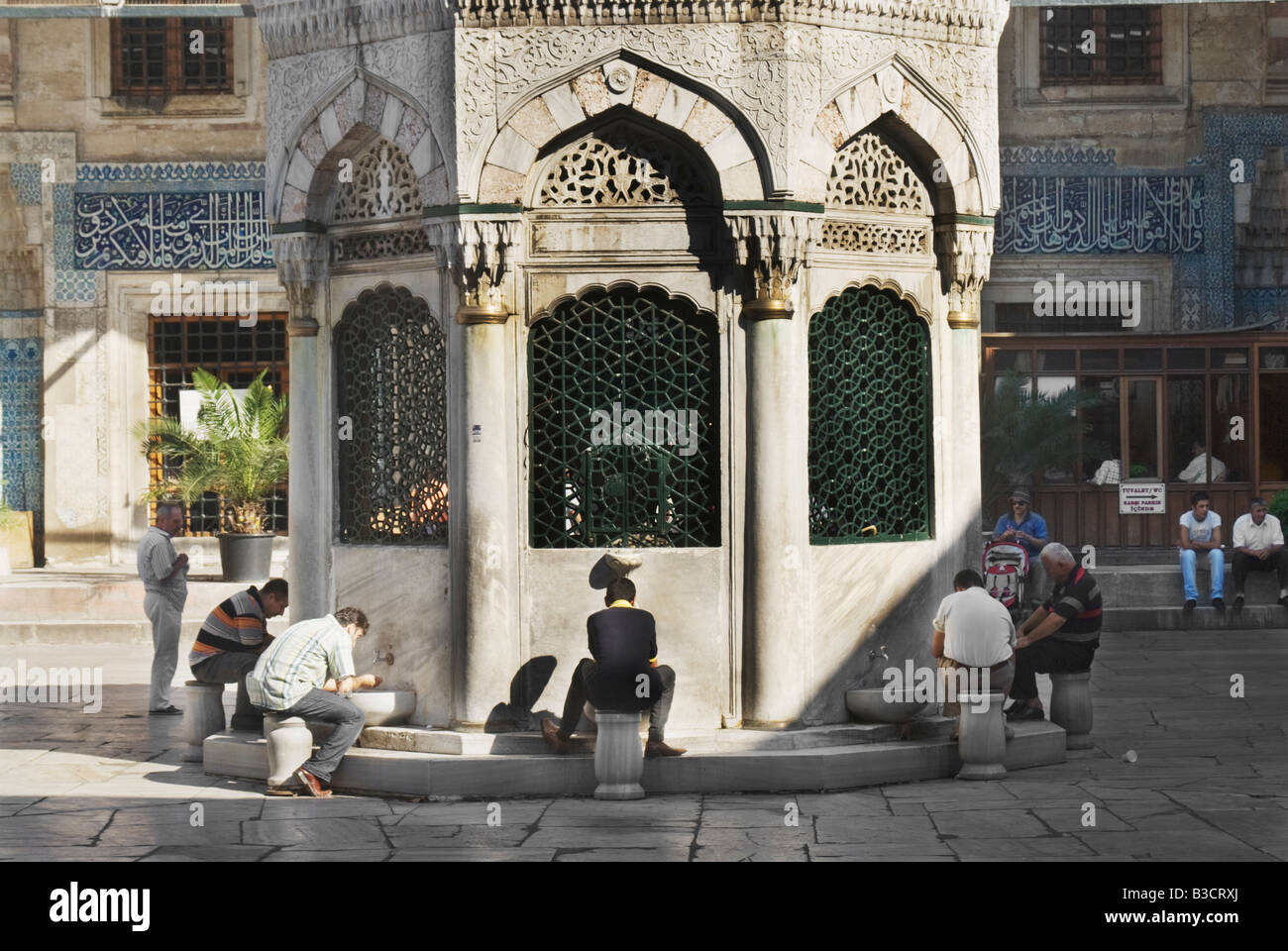 Adoratori di preparare a pregare nel cortile a Yeni Camii (Nuova Moschea), Istanbul, Turchia Foto Stock