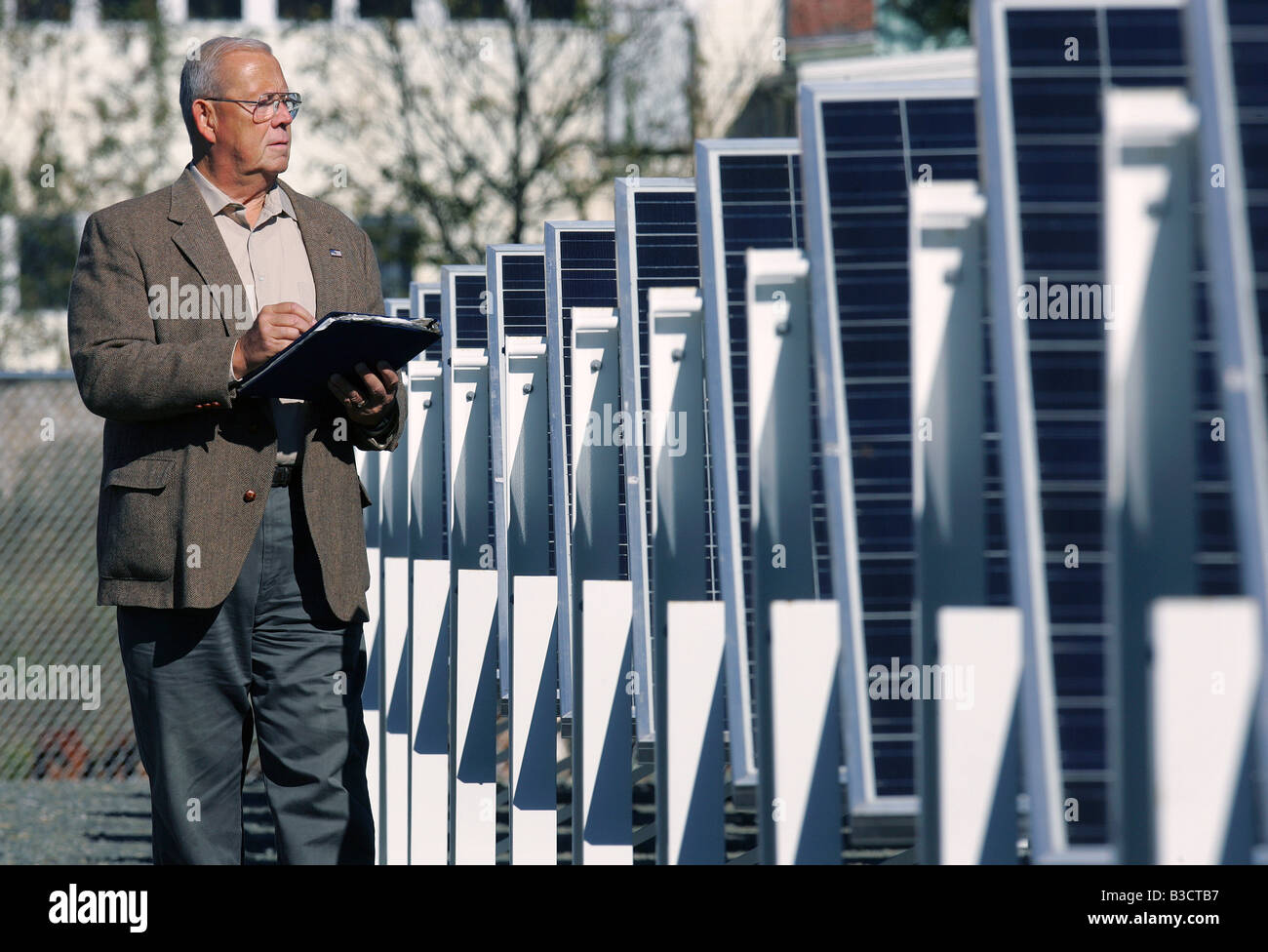 Ispettore tecnico pannello solare energia elettrica impianto di generazione Brockton Massachusetts Foto Stock
