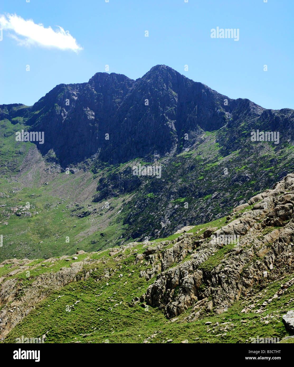Una valle rocciosa tra Llyn Glaslyn e Llyn Llydaw accanto ai minatori via rotta verso la cima di Mount Snowdon nel Galles del Nord Foto Stock