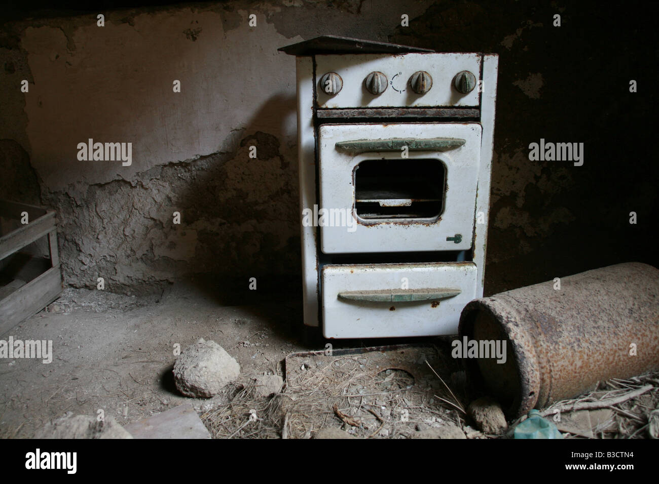 Danneggiato vecchio forno a gas all'interno di edificio abbandonato Foto  stock - Alamy